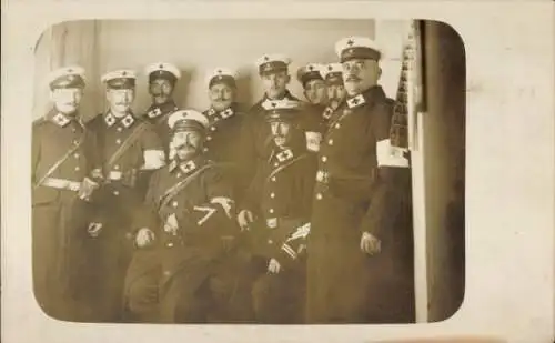 Foto Ak Rotes-Kreuz-Sanitäter in Uniformen, I. WK