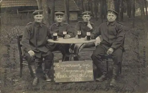 Foto Ak Deutsche Soldaten in Uniformen, Gruppenbild, Kaiserzeit, Tisch, Biergläser