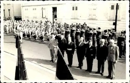 Foto Frankreich, Militärorchester, Soldaten in Uniformen, Politiker