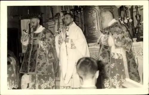 Foto Geistliche in der Kirche, Gottesdienst, Gebet, Altar