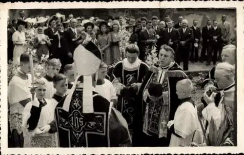 Foto Geistliche, Gottesdienst im Freien, Betende Menschen, Ministrant