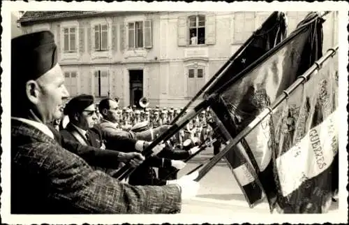 Foto Frankreich, Fest, Soldaten, Veteranen, Fahnen