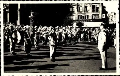 Foto Frankreich, Fest, Salutierende Soldaten, Orchester, Trommel