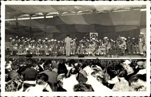 Foto Frankreich, Militärorchester, Französische Soldaten, Zuhörer