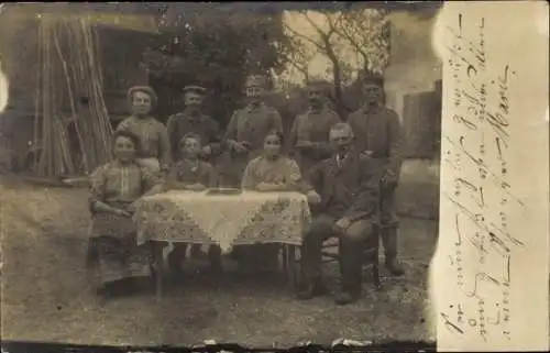 Foto Ak Deutsche Soldaten in Uniformen, Zivilisten, Gruppenbild, Kaiserzeit