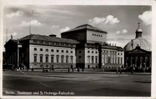 Foto Ak Berlin Mitte, Staatsoper und St. Hedwigs Kathedrale