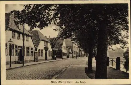 Ak Neumünster in Holstein, am Teich, Straßenpartie