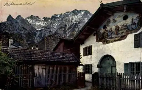 Ak Mittenwald in Oberbayern, Haus, Außenansicht, Freskomalerei Flucht nach Ägypten, Karwendelmassiv