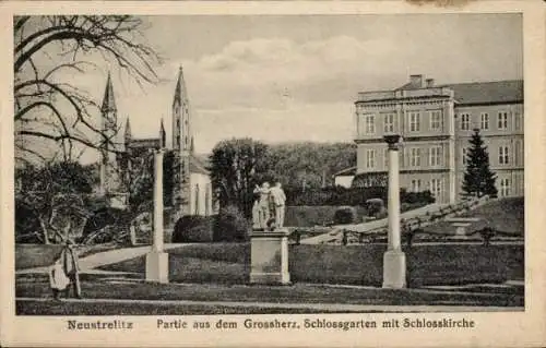 Ak Neustrelitz in Mecklenburg, Großherzoglicher Schlossgarten mit Schlosskirche