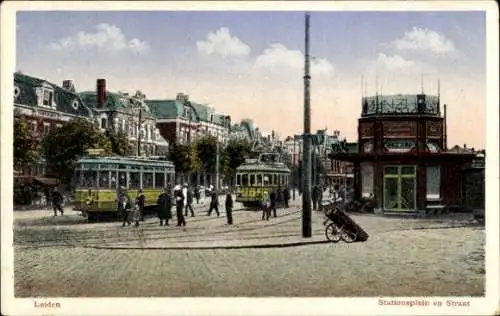 Ak Leiden Südholland Niederlande, Stationsplein en Straat, Straßenbahnen