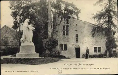 Ak Domrémy la Pucelle Lothringen Vosges, Maison de Jeanne d'Arc, Statue de A. Mercie