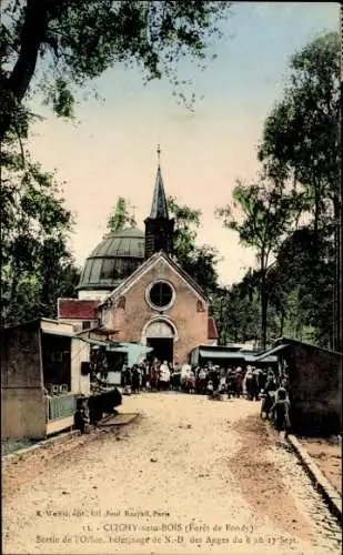 Ak Clichy sous Bois Seine Saint Denis, Kirche, Kirchgang