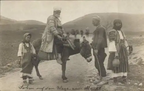 Foto Ak Serben auf dem Weg zum Markt, Esel, Volkstrachten