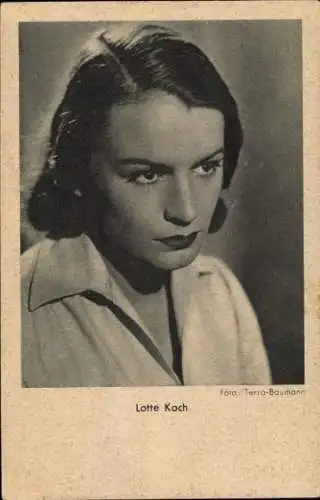 Ak Schauspielerin Lotte Koch, ernst schauend; Portrait