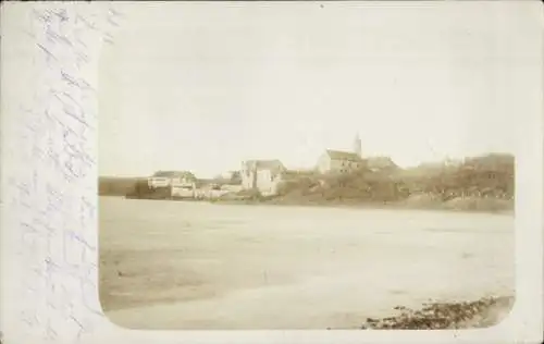 Foto Ak Seeburg Mansfelder Land, Schloss vom Seeufer gesehen, Kirche
