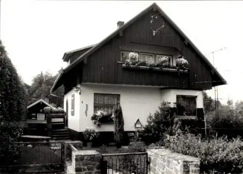 Foto Ak Tambach Dietharz im Thüringer Wald, Wohnhaus mit Garten, E. v. Brazawski, Spitterlaite 2