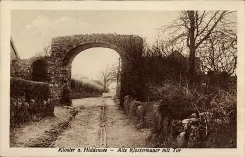 Ak Kloster Insel Hiddensee in der Ostsee, Alte Klostermauer, Tor