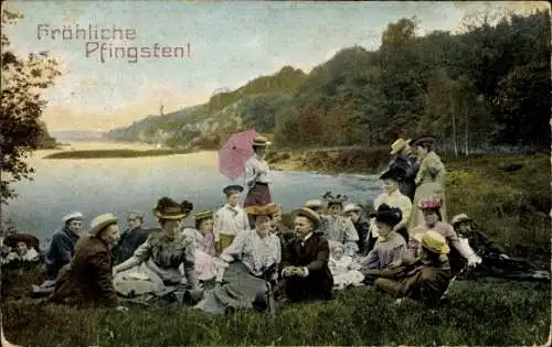 Ak Glückwunsch Pfingsten, Gruppe von Spaziergängern am Wasser