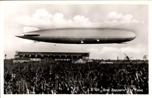 Ak Luftschiff LZ 127 Graf Zeppelin in Fahrt, Luftschiffhalle