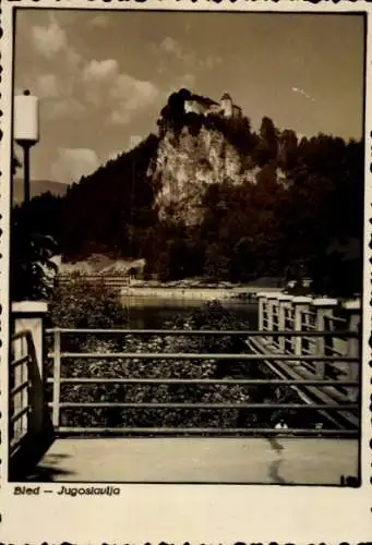 Ak Bled Veldes Slowenien, Felsen, Burg, Ausblick von der Terrasse