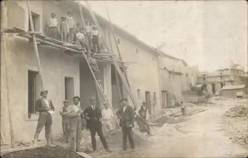 Foto Ak Baustelle, Arbeiter, Leiter, Wohnhaus