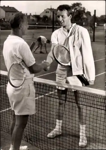 Ak Schauspieler Peter Vogel mit seinem Trainer, Tennis, Tennisschläger