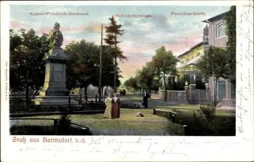 Ak Hermsdorf in Thüringen, Kaiser Friedrich Denkmal, Bahnhofstraße, Porzellanfabrik