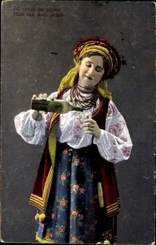 Ak Frau in ukrainischer Volkstracht, Flasche