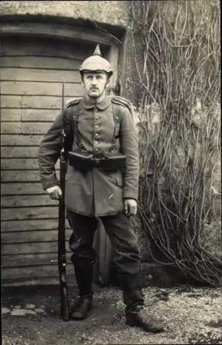 Foto Ak Deutscher Soldat in Uniform, Standportrait, Bajonett