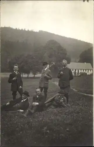 Foto Ak Holzhau Rechenberg Bienenmühle Erzgebirge, Männer auf einer Wiese, Gasthof, 1919