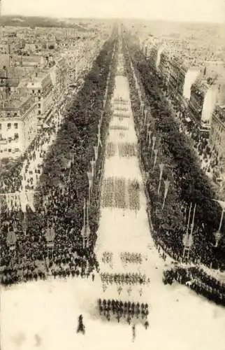 Ak Paris I Louvre, Avenue de la Grande-Armee, Le Defile, Fete de la Victoire 1919