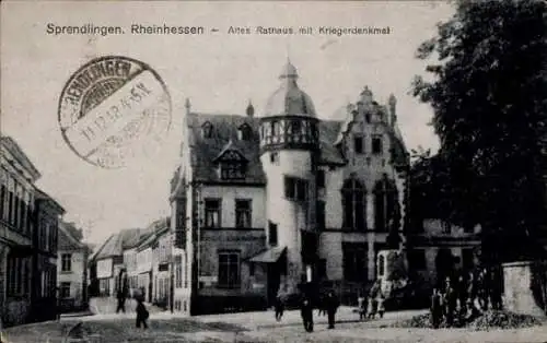 Ak Sprendlingen in Rheinhessen, Hotel zum alten Rathaus und Kriegerdenkmal