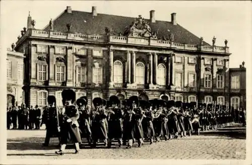 Ak København Kopenhagen Dänemark, Vagtparaden paa Amalienborg Slot