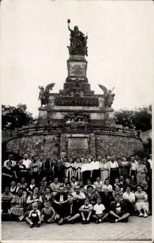 Foto Ak Rüdesheim am Rhein, Niederwald Nationaldenkmal, Besucher, Gruppenbild