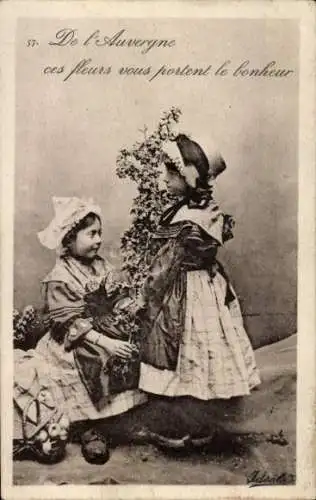 Ak Auvergne, Mädchen in Volkstracht, Blumen