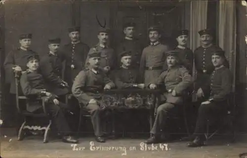 Foto Ak Deutsche Soldaten in Uniformen, Tisch, Kaiserzeit, Stube 47