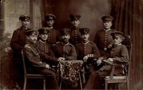 Foto Ak Deutsche Soldaten in Uniformen, Tisch, Kaiserzeit