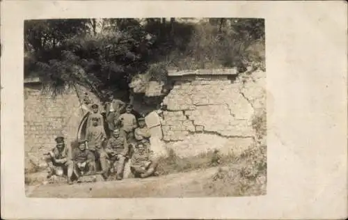 Foto Ak Deutsche Soldaten in Uniformen, Kaiserzeit, Gruppenbild, Zerstörte Mauer