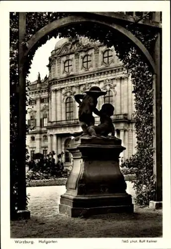 Ak Würzburg am Main Unterfranken, Hofgarten, Statue, Torbogen