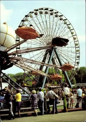 Ak Berlin Treptow Plänterwald, Kulturpark Berlin, Riesenrad und Kosmodrom, wartende Fahrgäste