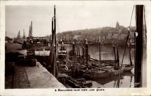 Ak Boulogne sur Mer Pas de Calais, Quais