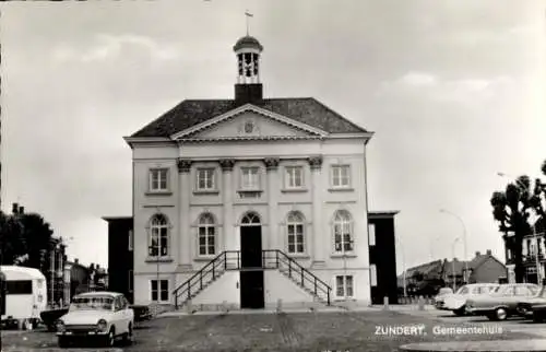 Ak Zundert Nordbrabant Niederlande, Gemeindehaus, Autos