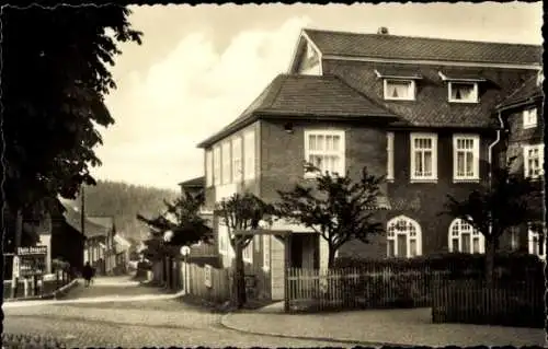 Ak Gehlberg Thüringer Wald, Gasthaus Kühn mit Arlesbergerstraße, Passant