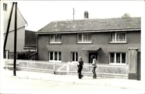 Foto Gebstedt Bad Sulza in Thüringen, Haus, Zaun, Passanten