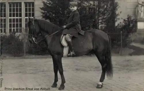 Ak Prinz Joachim Ernst von Anhalt, Kinderportrait, auf einem Pferd