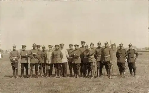 Foto Ak Deutsche Soldaten in Uniformen, Kaiserzeit, Feld, Windmühle