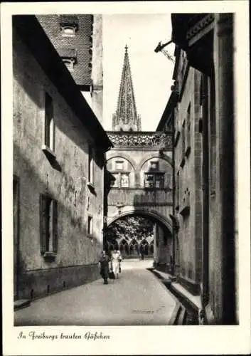 Ak Freiburg im Breisgau, trautes Gässchen, Kirchturm