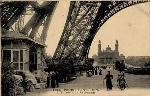 Ak Paris VII, La Tour Eiffel, Eiffelturm, l'Entree d'un Ascenceur