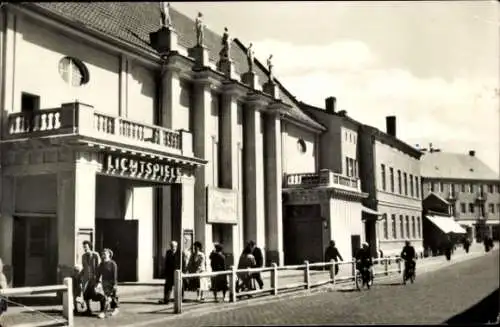 Ak Hansestadt Anklam a.d. Peene, Straßenpartie am Lichtspielhaus, Stalinstraße