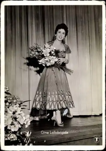 Ak Schauspielerin Gina Lollobrigida, Portrait, Blumen